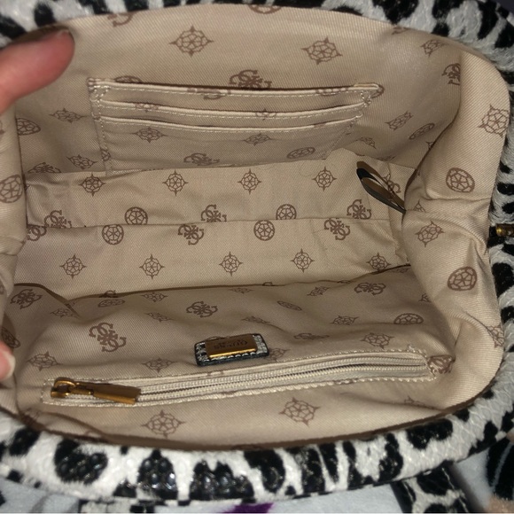 Guess Crossbody - Picture 4 of 12